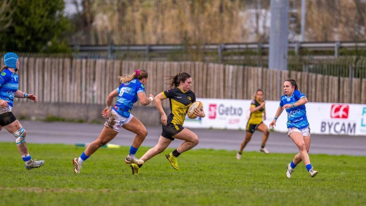 June Larrañaga juega como tercera línea, una posición especialmente versátil.