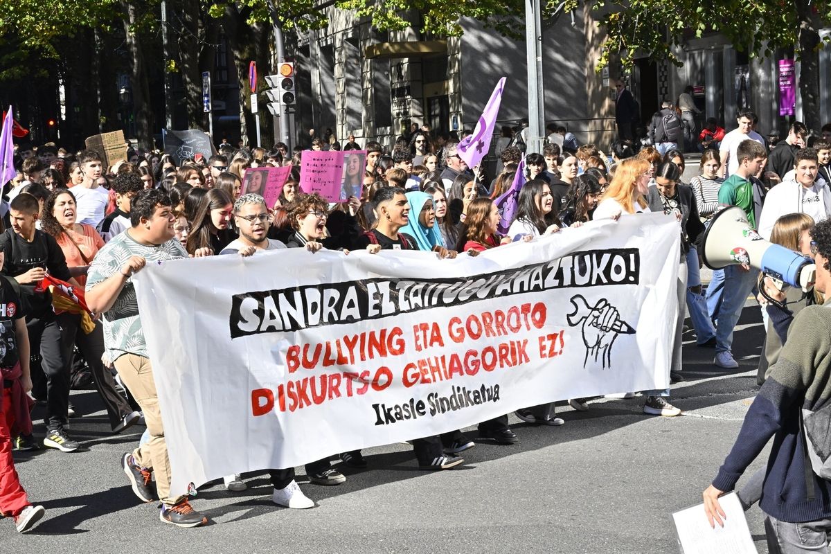 Estudiantes salen a la calle en Bilbao contra el 'bullying'