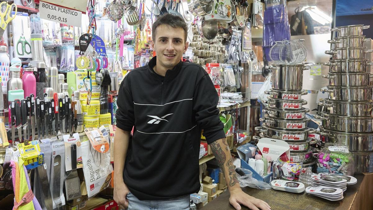 Telmo posa detrás del mostrador de la Ferretería Sanz