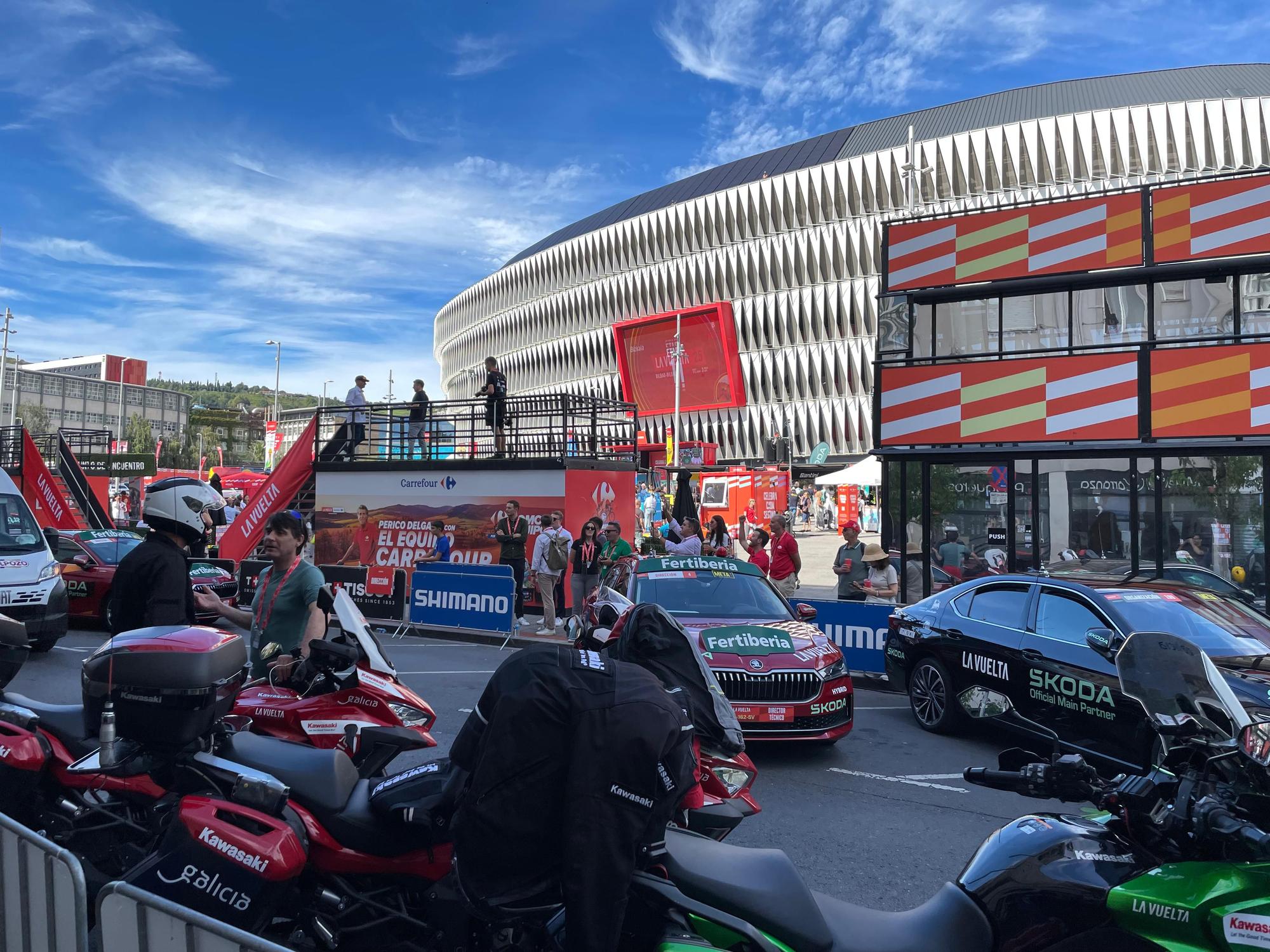 La Vuelta llega a Bizkaia: las imágenes del montaje en Bilbao