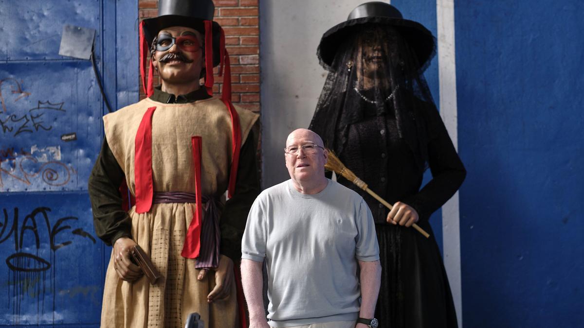 Alfredo Arruiz, alcalde de Huarte, posa con los dos nuevos gigantes.