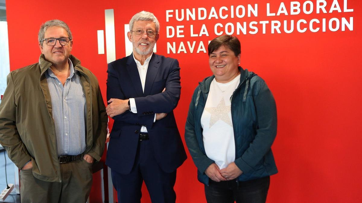 Representantes de los patronos de la Fundción Laboral de la Construcción en Navarra: Demetrio Muñoz (UGT FICA), Juan las Navas (ACP) y Pilar Piñeiro (CCOO Habitat Navarra). Foto: Javier Bergasa