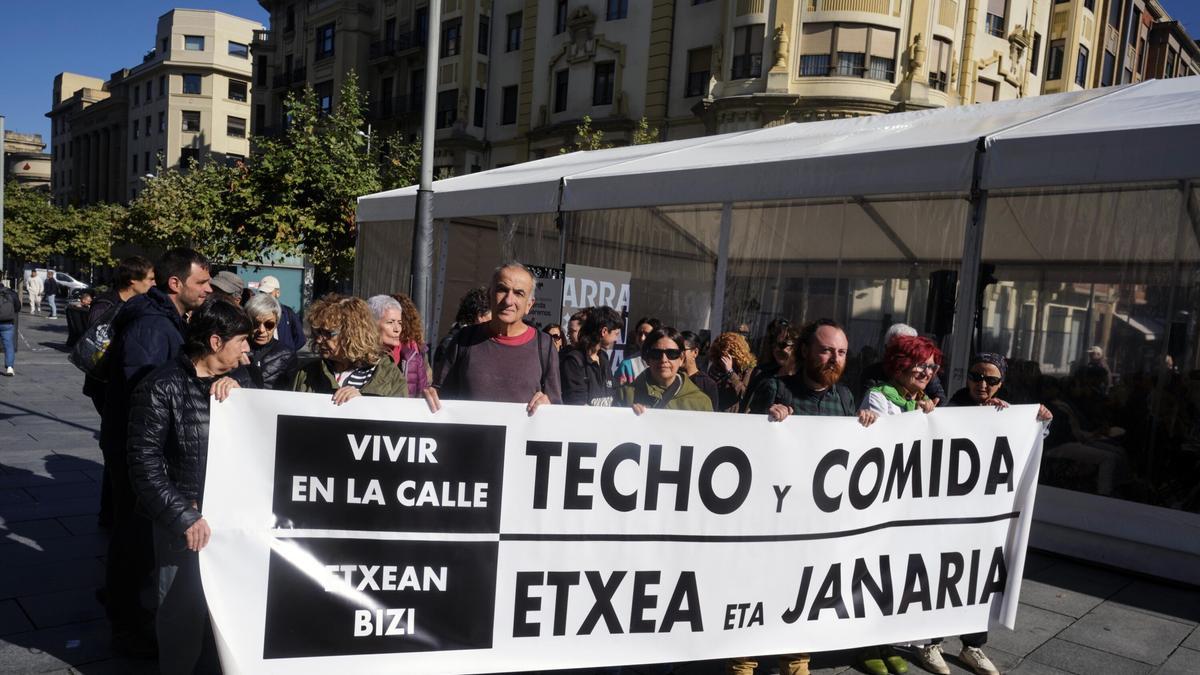 Marcha con el lema &#039;Vivir en la calle. Techo y comida. Etxean Bizi. Etxea eta janaria&#039;.