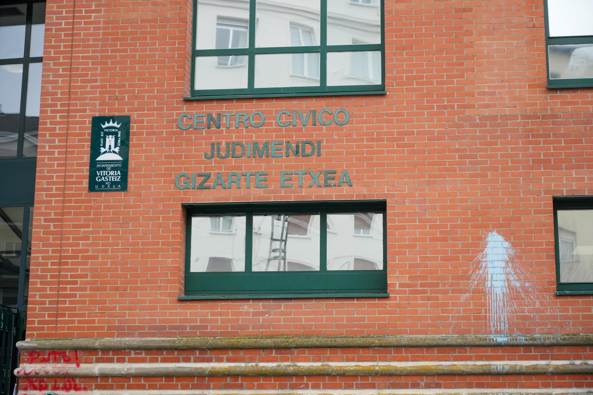 En imágenes: Vecinos y comerciantes de Judimendi opinan sobre el cierre temporal del centro cívico