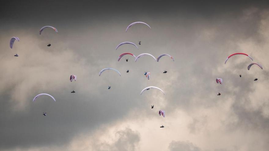 Decenas de personas hacen parapente