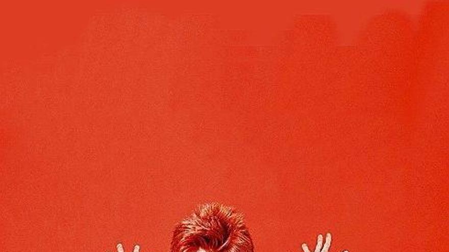 El músico David Bowie, con uno de sus vistosos trajes en una icónica fotografía.
