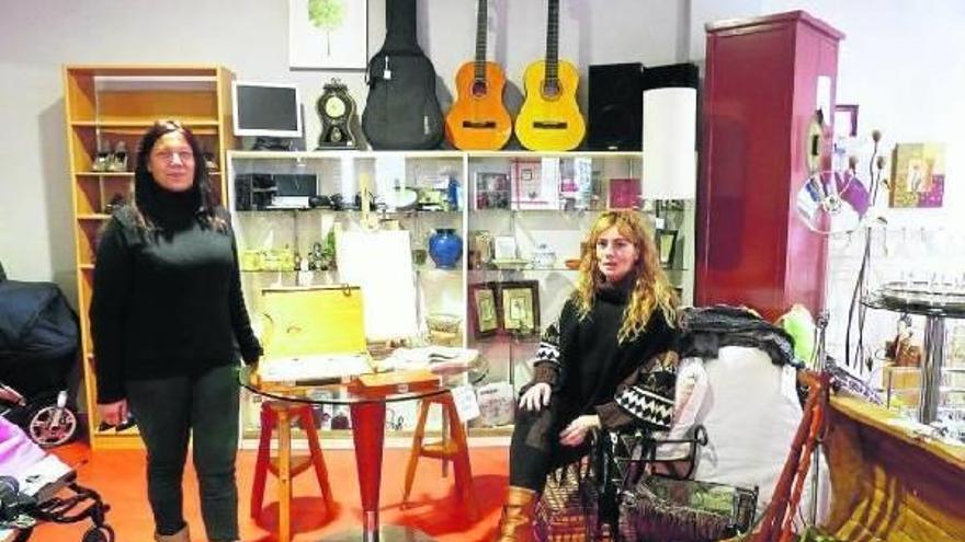 Isabel y Arantza Puente almacenan más de 1.200 objetos en su tienda de segunda mano en Zalla.