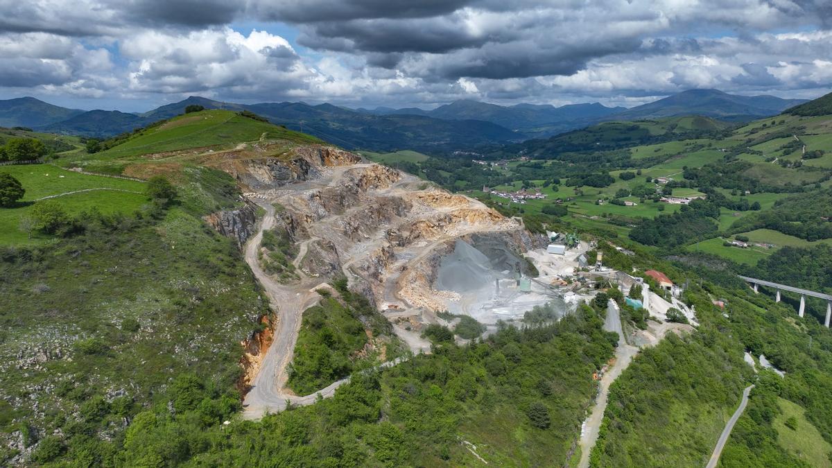 El pueblo de Almandoz solicita la retirada del proyecto de nueva carretera de acceso a la cantera de Arritxuri.