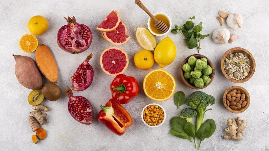 Cómo usar la vitamina C en la rutina diaria para una piel brillante, según la dermatóloga Ana Molina