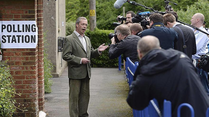 El líder del Partido de Independencia del Reino Unido (UKIP), Nigel Farage, responde a los periodistas después de votar en las elecciones europeas