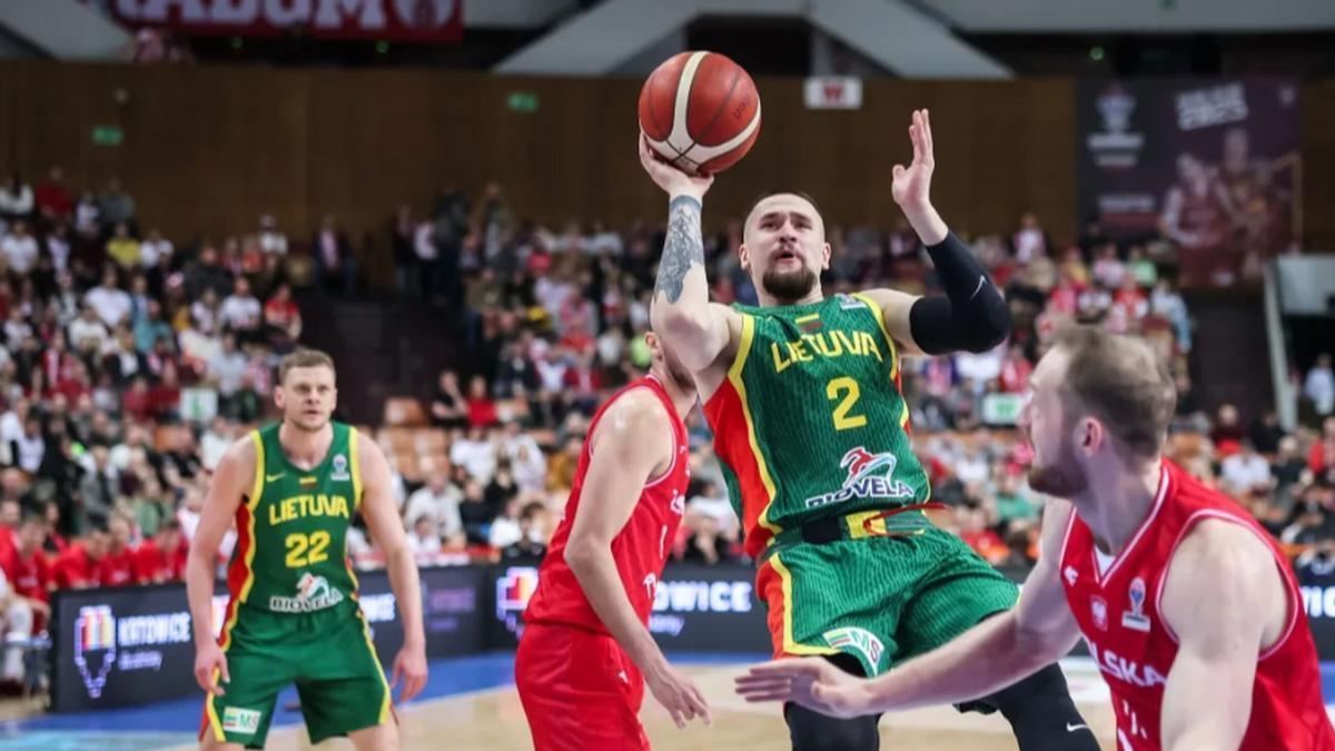 Margiris Normantas, nuevo ‘hombre de negro’, en un encuentro con la selección lituana.