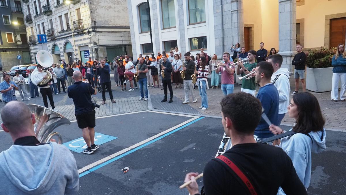 Aita Agirre ha sido testigo del final de la marcha con la interpretación de la pieza &#039;Sukalde&#039;.