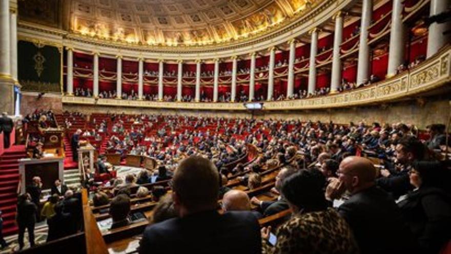 Francia avanza una ley para extender la detención a migrantes irregulares considerados peligrosos