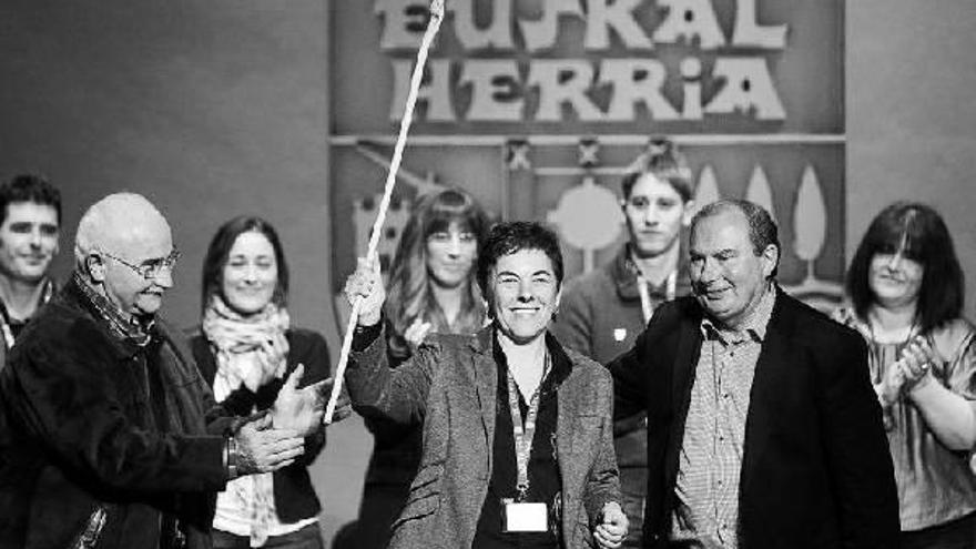 Loren Arkotxa y Jesús Mari Agirrezabala escoltan a Mertxe Aizpurua, ayer en el Victoria Eugenia.