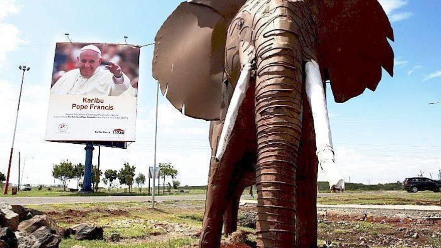 Costureros de un barrio humilde de Nairobi confeccionan el vestuario del Papa en Kenia
