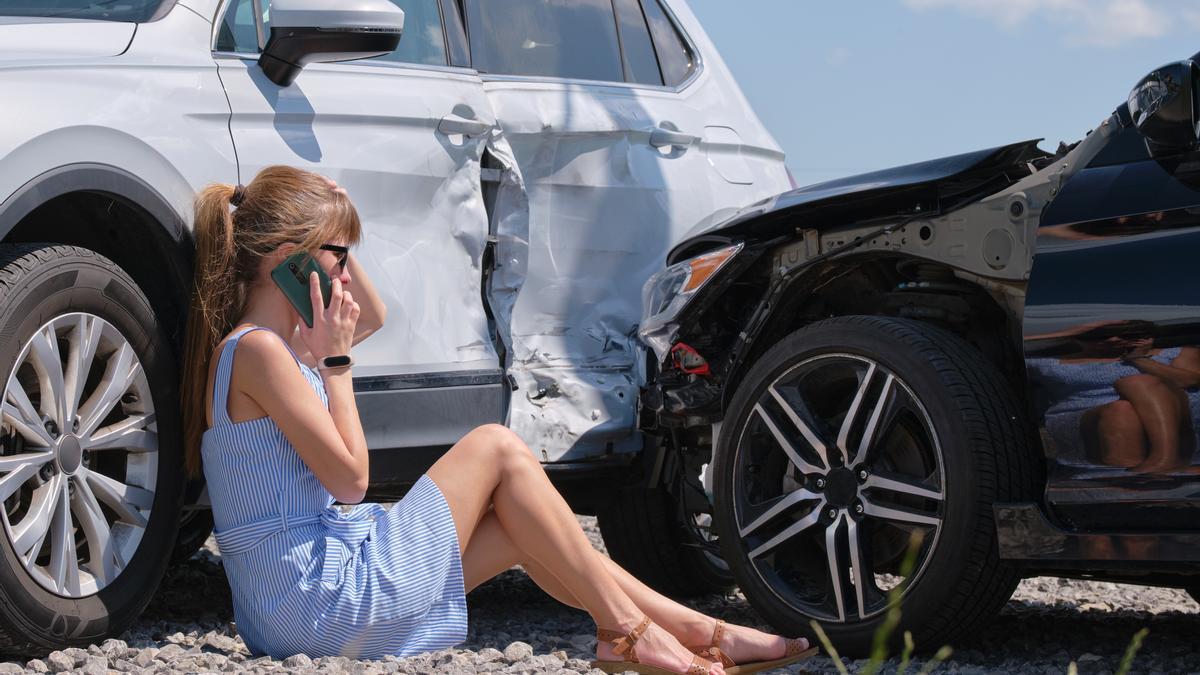 Una mujer pide ayuda por teléfono tras sufrir un accidente.