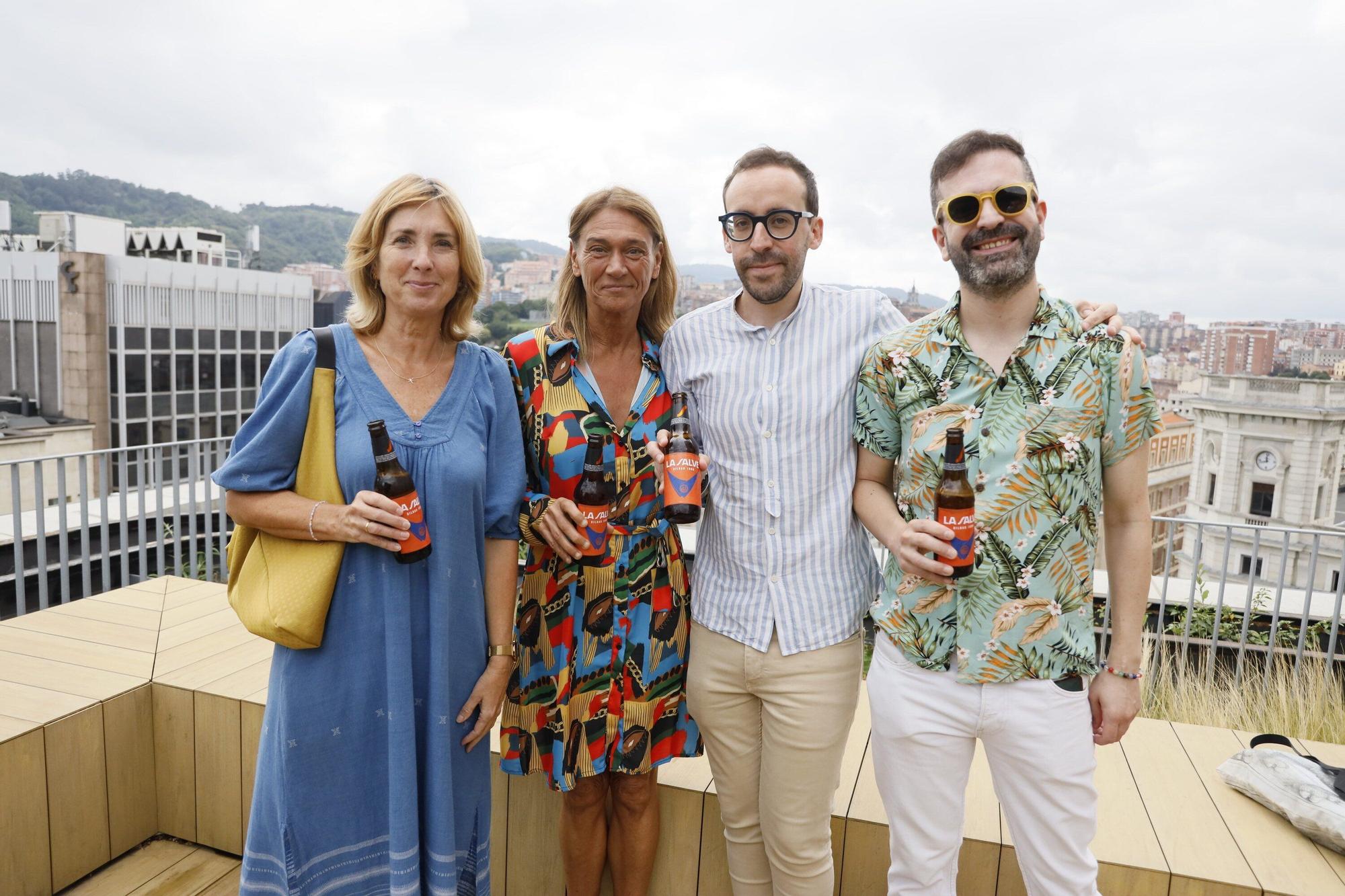 Amaia Deprit y Arantza Jiménez con Iker Urkiri y Oier Lobera disfrutando de las vistas de la terraza de la torre BAT.