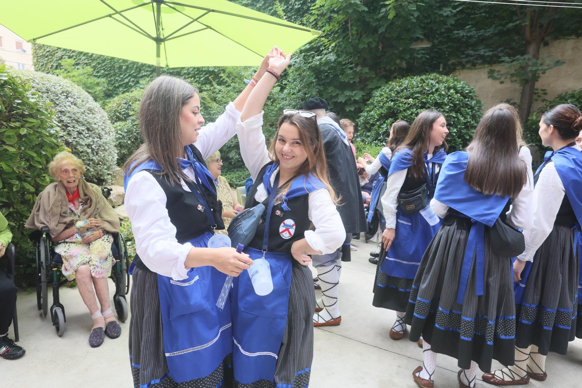 En imágenes: Siberiarrak lleva la fiesta a la residencia de ancianos Albertia Campos