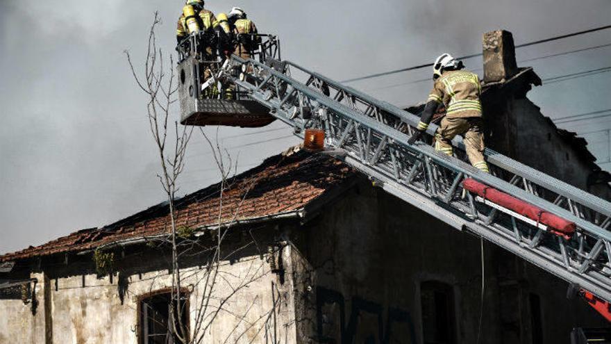 Bomberos participan en las labores de extinción del incendio que se ha registrado esta mañana en el antiguo gaztetxe de Gobela.