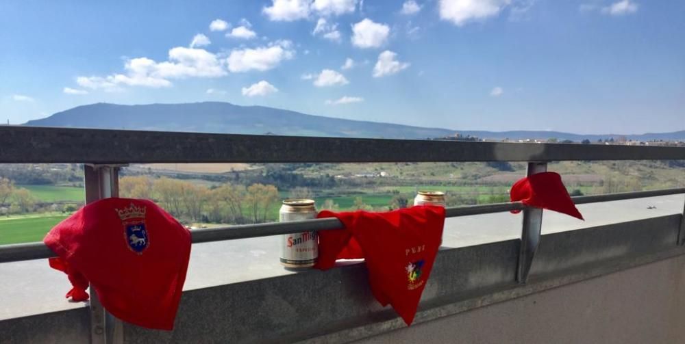 Vecinos de Pamplona colocan sus pañuelos rojos.