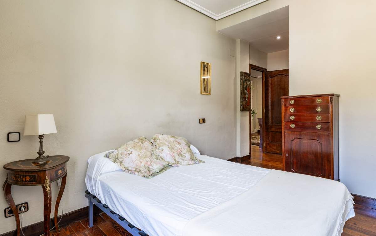 Amplio piso en venta a un paso de la playa de la Zurriol