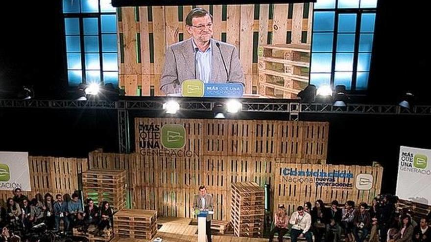 ¿A quién le copia Rajoy la puesta en escena de sus mítines?