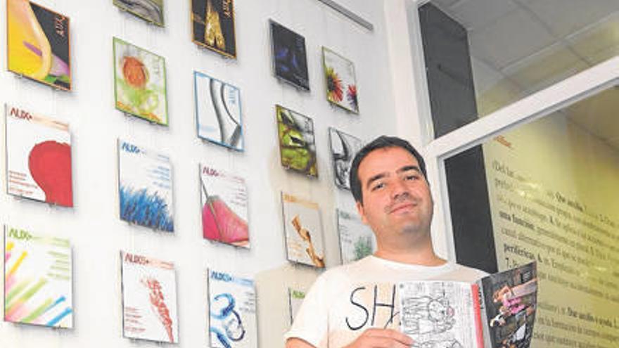Juanma Galván, uno de los fundadores de &#039;Aux Magazine&#039;, en la sede de la revista.