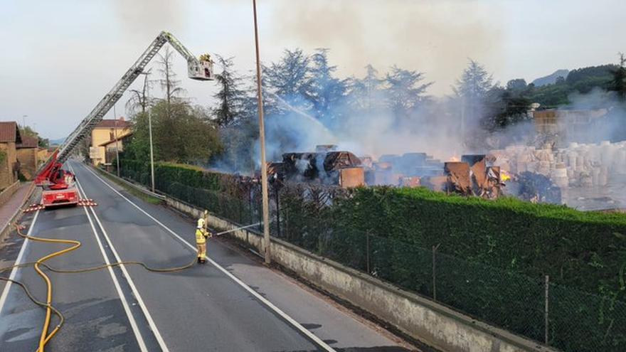 Detenido un trabajador por el incendio en la papelera de Iurreta