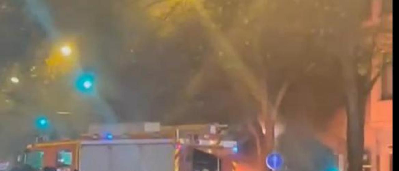 Contenedores ardiendo en la Gran Vía de Bilbao