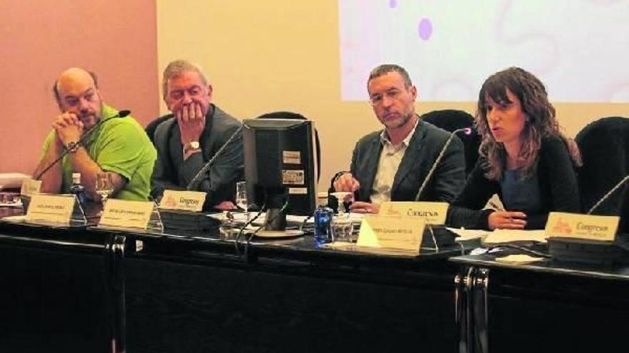 (De i a d) Guillermo Fernández, Ángel Iriarte, Miguel Laparra y Nerea Zugasti ayer en el Colegio de Médicos donde presentaron el Informe Foessa.