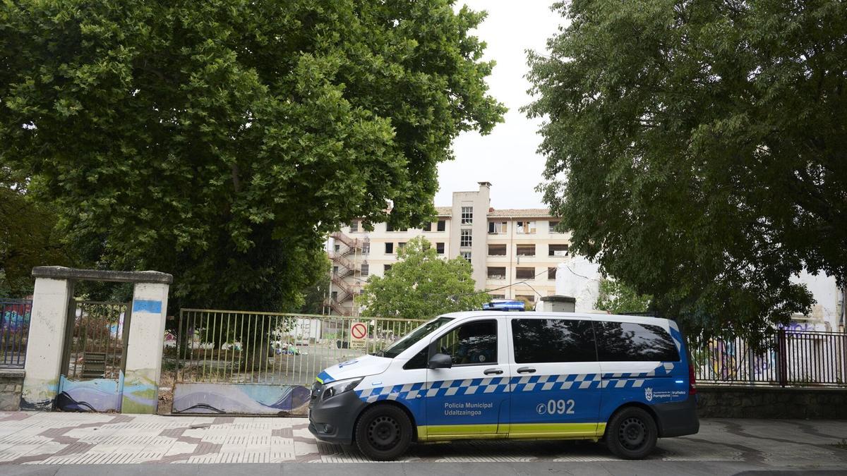 Un vehículo patrulla de la Policía Municipal de Pamplona, frente al edificio de la antigua Ikastola Jaso