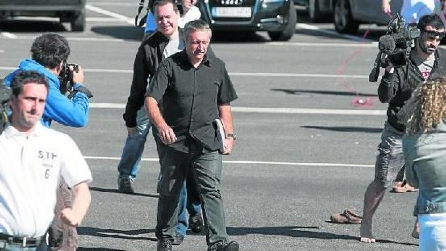 Roberto Manrique, a su salida ayer de la prisión de Zaballa tras su encuentro con Rafael Caride.