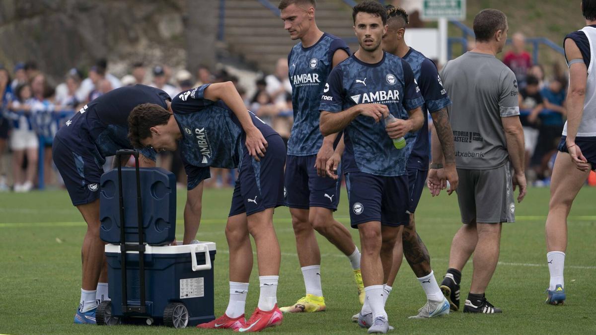Ander Guevara, entre otros, durante un descanso del entrenamiento.