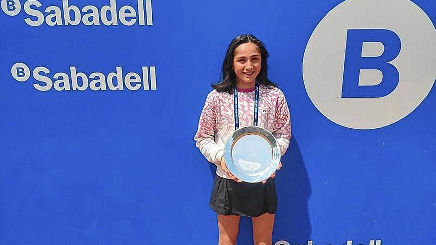 Idoia Razquin, con el trofeo de subcampeona.