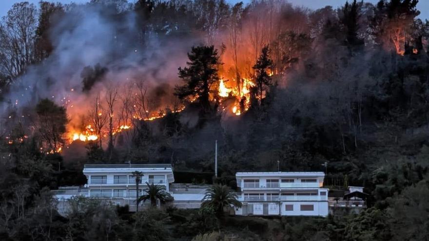 Desalojos en Hondarribia por un incendio en la subida al faro de Higer