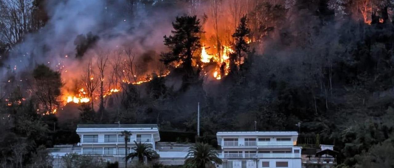 Incendio en la subida al faro de Higer en Hondarribia