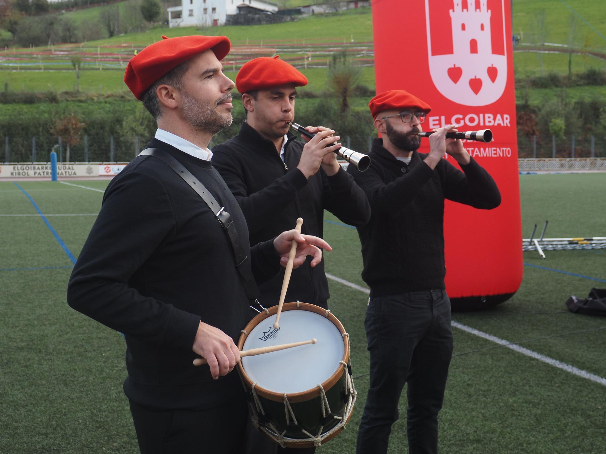 El barro se sumó al espectáculo de ciclocross en Elgoibar