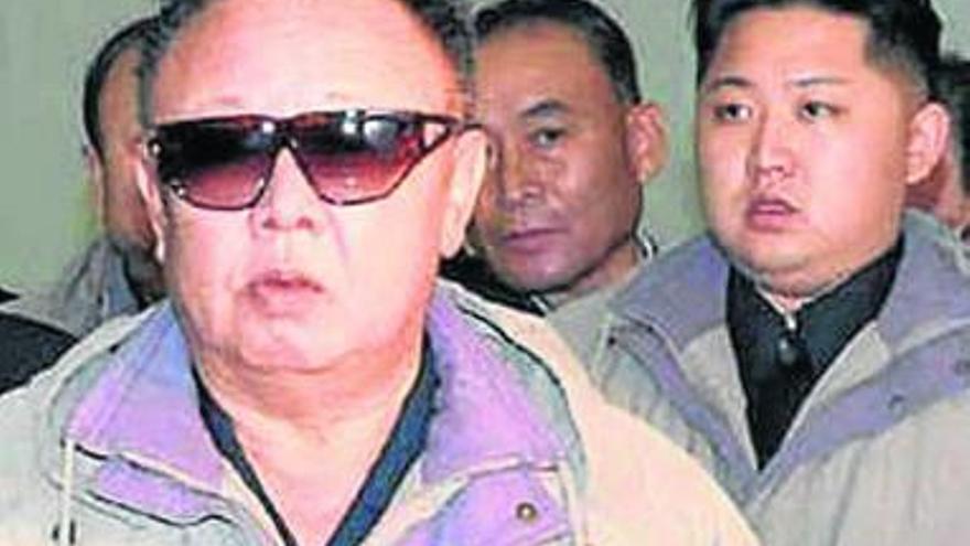 El presidente Kim Jong-il con su hijo y sucesor, Kim Jong-un.