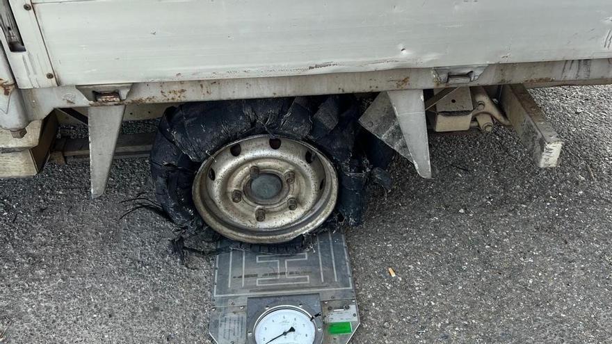 Revienta el neumático por exceso de carga de 1.000 kilos y da positivo en cocaína en Tudela