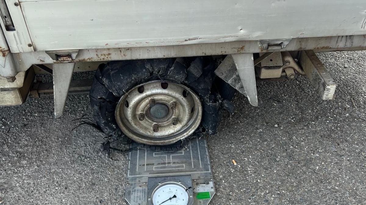 El neumático fabricado en 2009, reventado bajo el peso del vehículo.