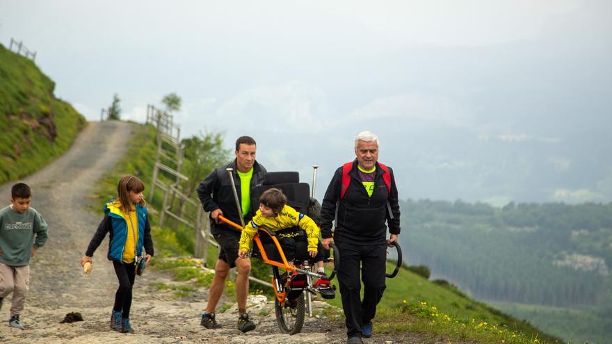 El reto solidario Gela de Galdakao culmina con la entrega de una silla de montaña adaptada