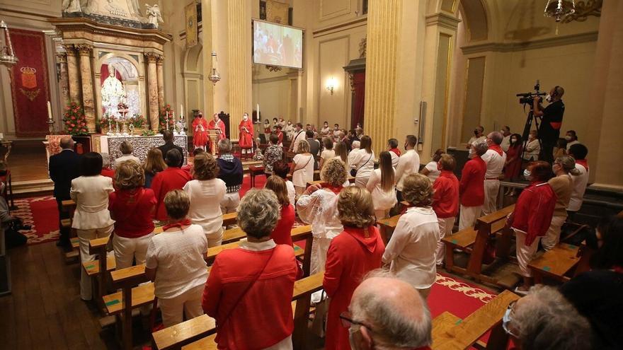 Críticas por permitir que la Policía Nacional entregue un capote a San Fermín en la misa de la escalera