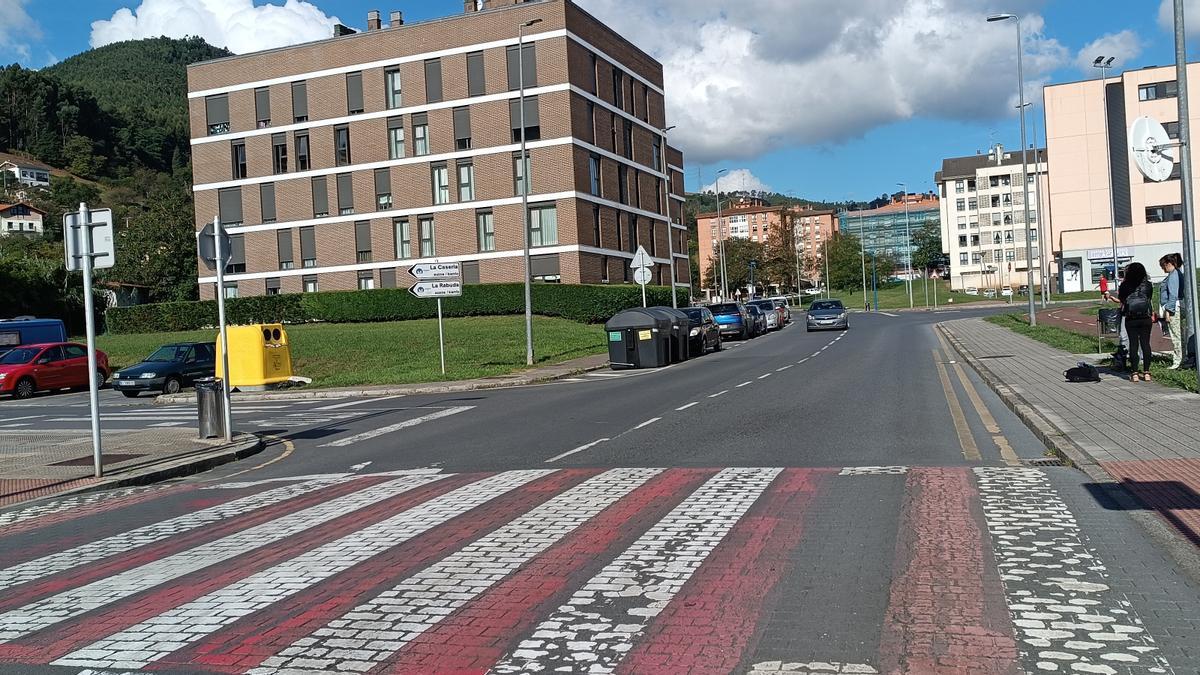 El pavimento de la calle Las Acacias cuenta con numerosos baches y demás deficiencias.