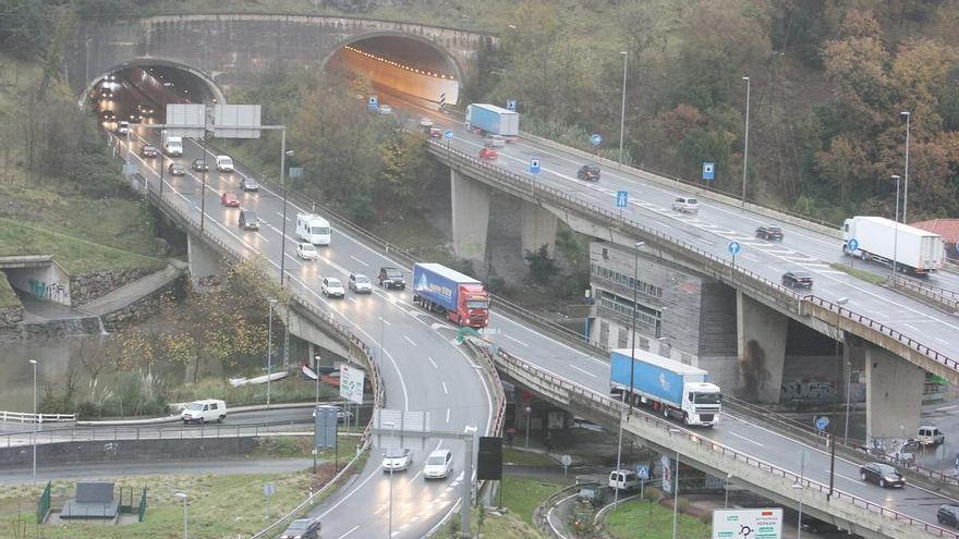 Un accidente múltiple en el túnel de Polloe provoca retenciones de 2 km en la GI-20