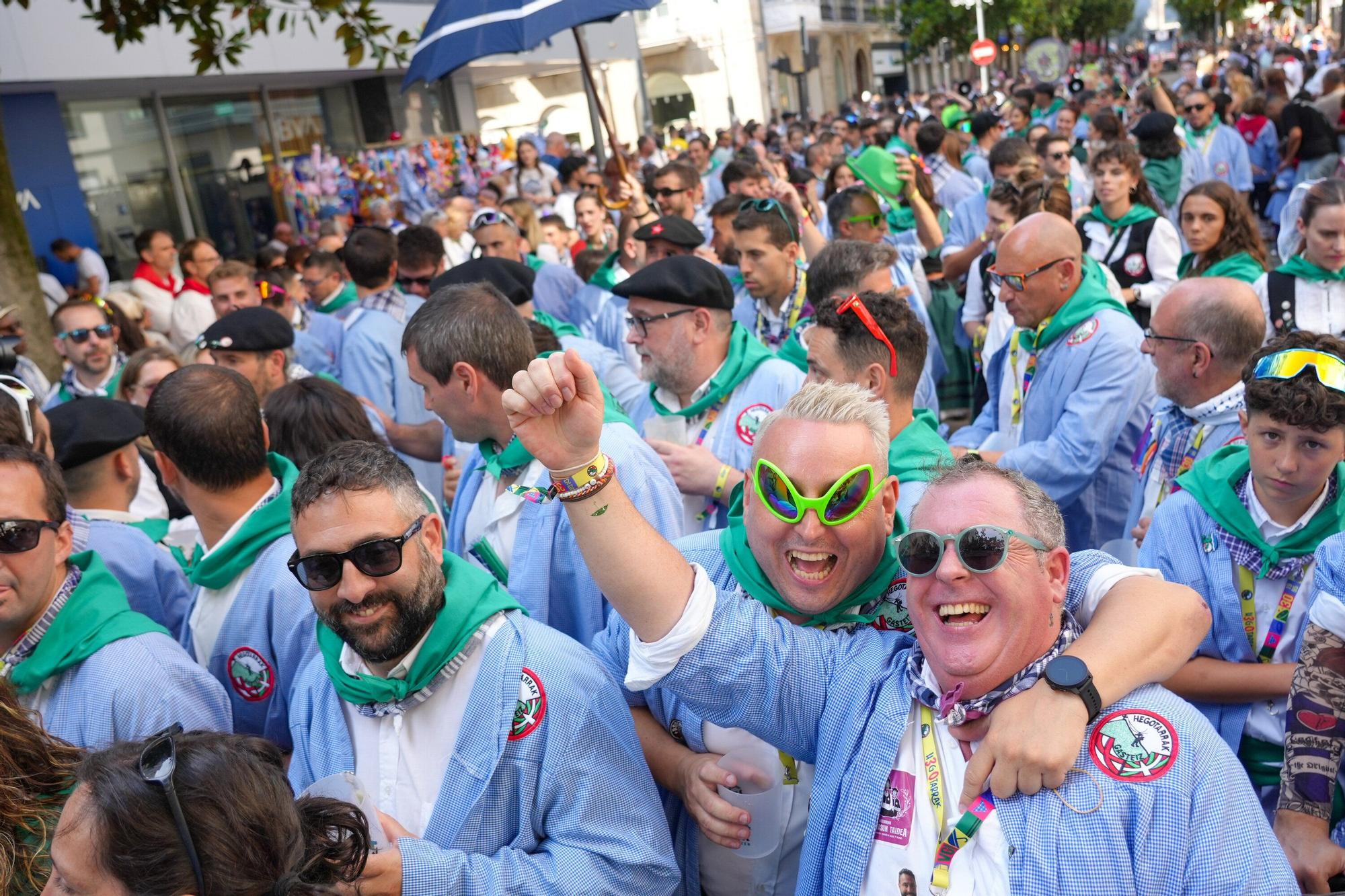 En imágenes: Blusas y neskas desfilan en el primer paseíllo