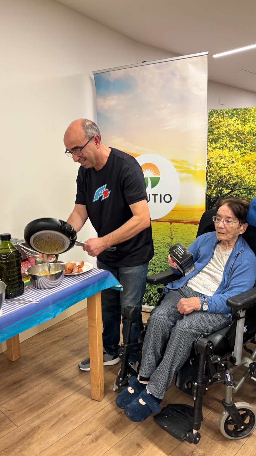 En imágenes: Una tarde de historias, cariño y tortillas con los mayores de Vitoria