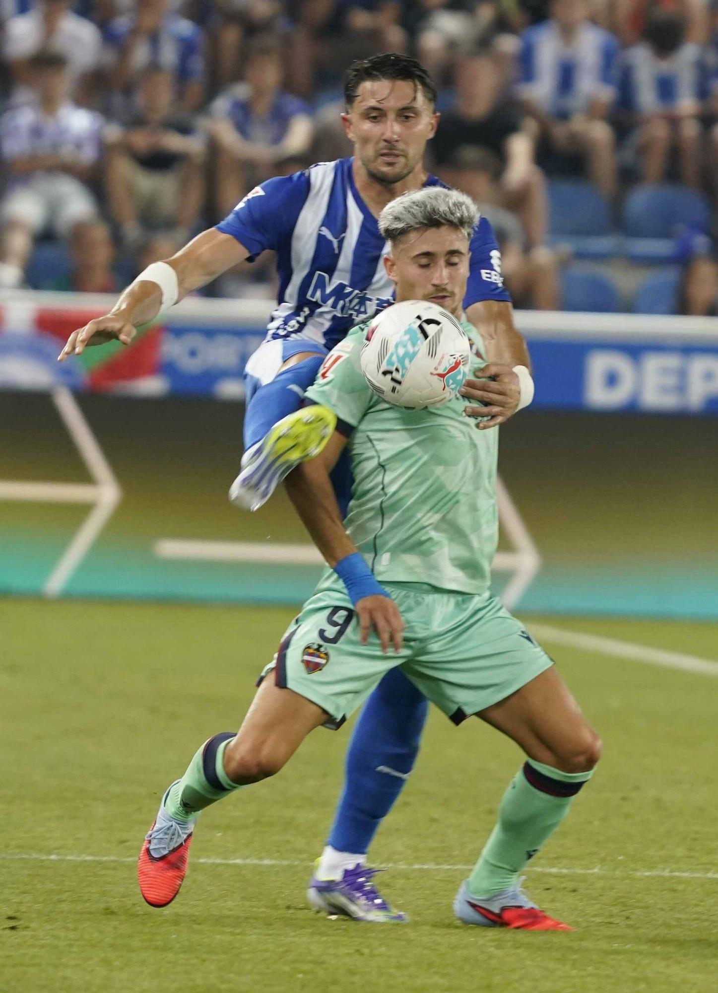En imágenes: Así está siendo el debut liguero del Alavés contra el Levante