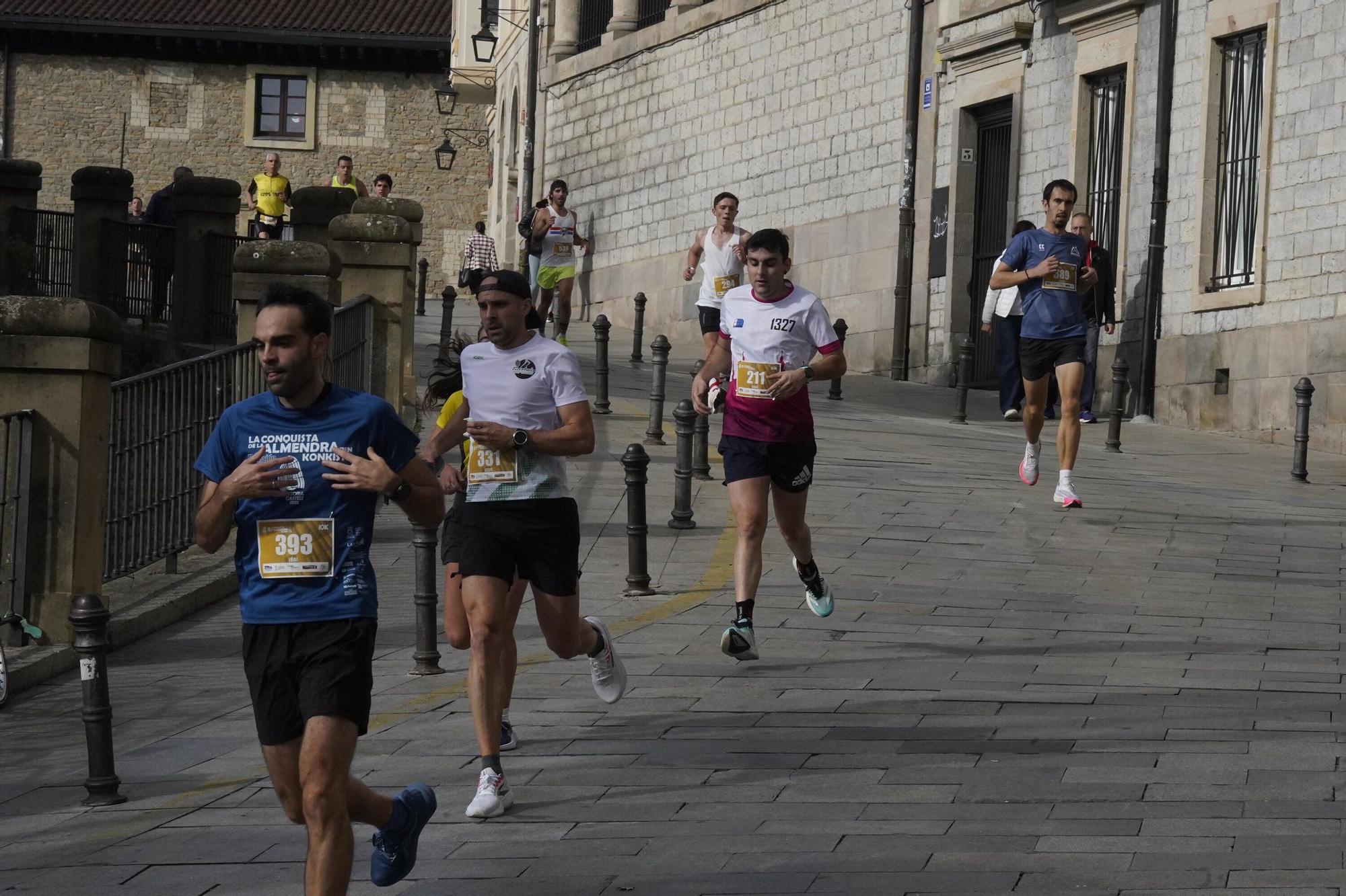 En imágenes: Miles de personas conquistan la Almendra de Gasteiz