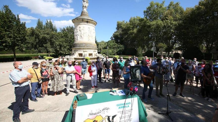 Seis años más, sin himno nacional