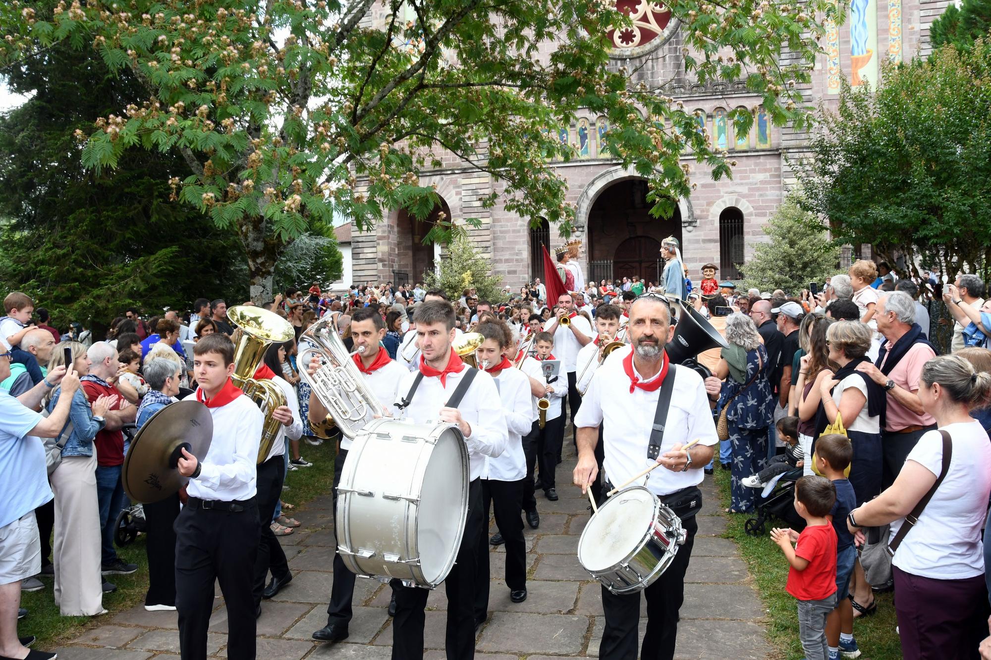 Elizondo celebra su día grande con bailes de gigantes y mutildantzak